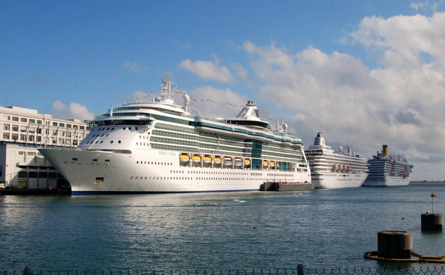 Kreuzfahrtschiff in der Ostsee vor der historischen Altstadt von Stockholm